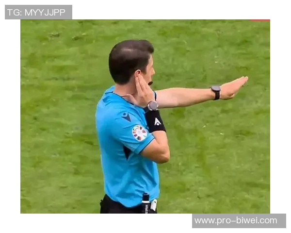 足球主裁判如何通过手势准确判罚越位规则解析与示范