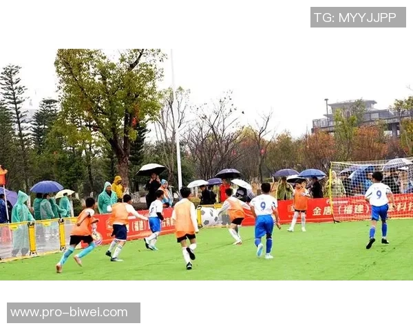 足球场上飞奔的球员们踢出精彩绝伦的绕口令挑战赛